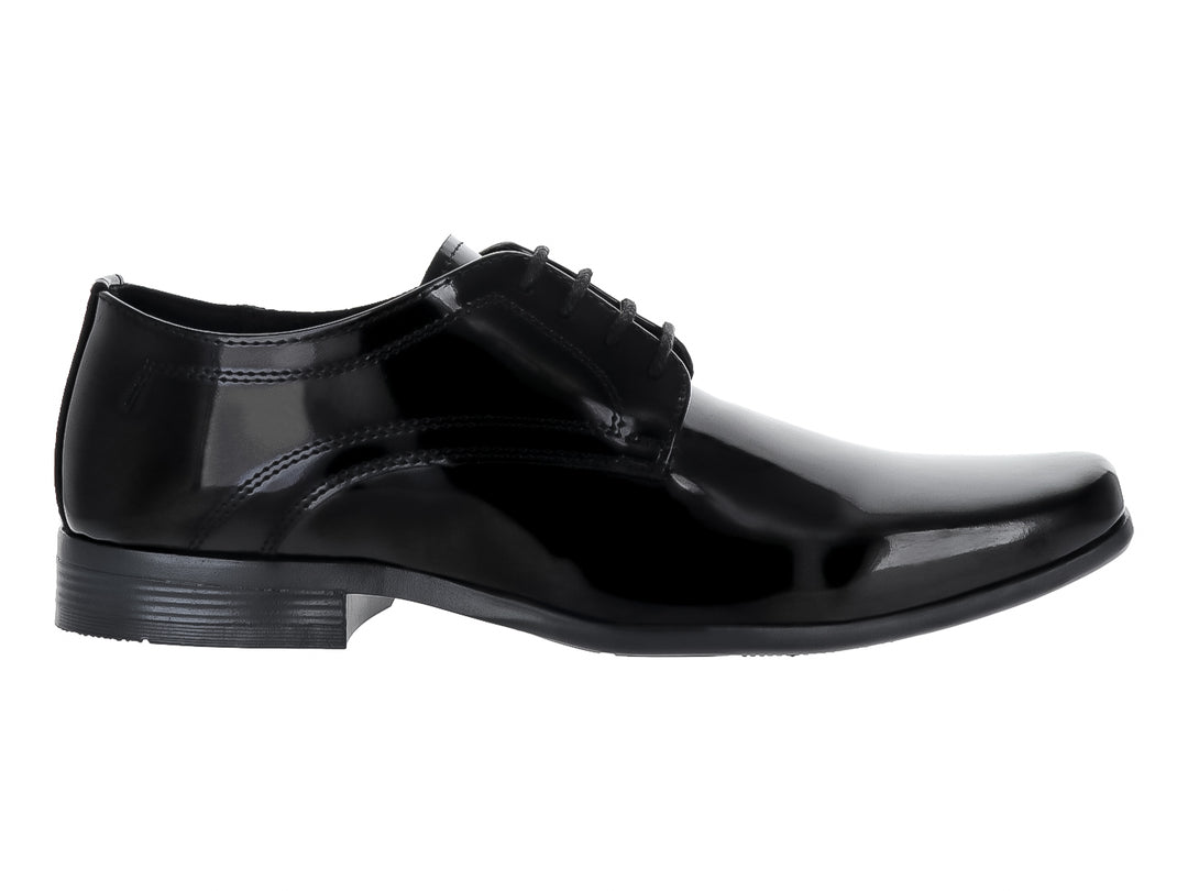 Zapato formal negro de acabado brillante en charol con cordones.