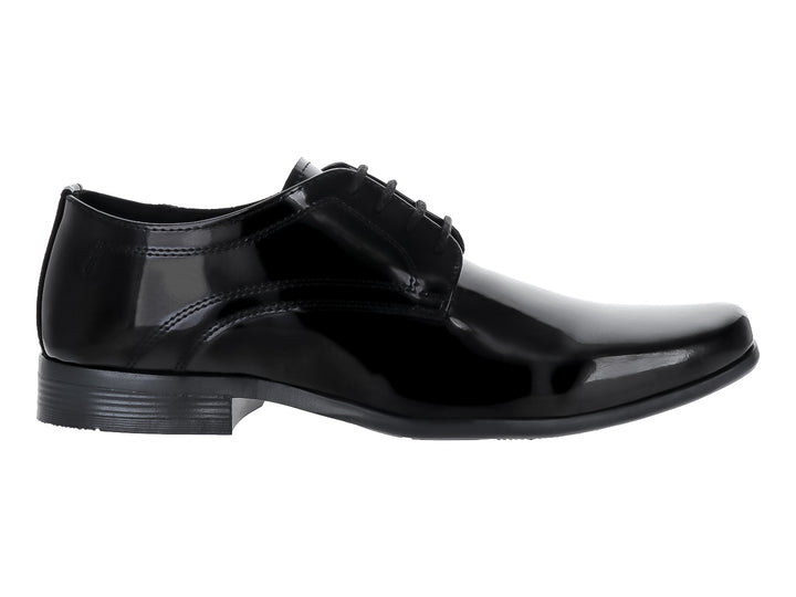 Zapato formal negro de acabado brillante en charol con cordones.