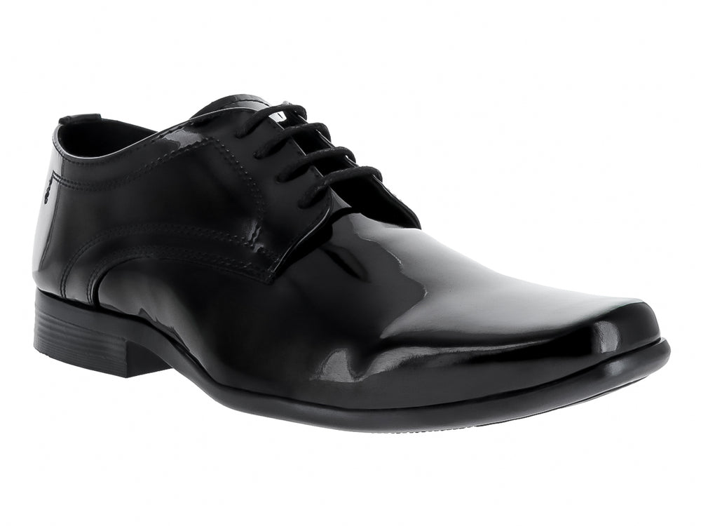 Zapato formal negro de acabado brillante en charol con cordones.