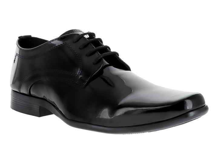 Zapato formal negro de acabado brillante en charol con cordones.