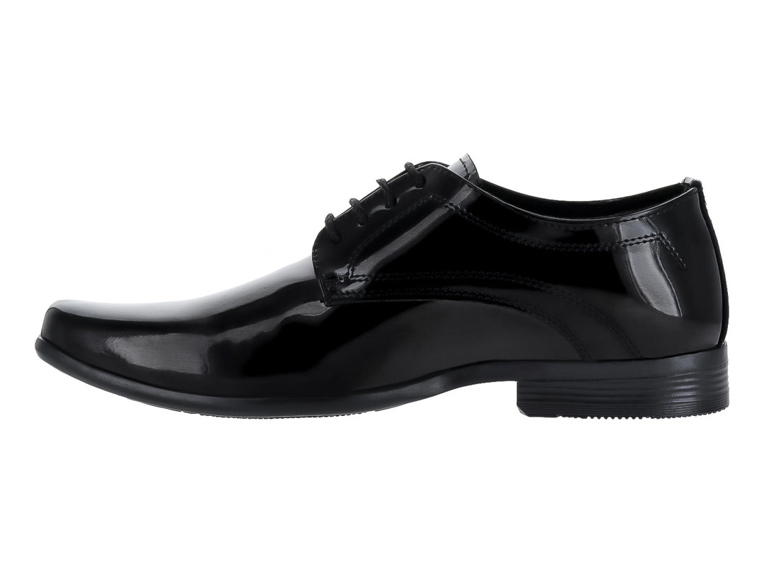 Zapato formal negro de acabado brillante en charol con cordones.