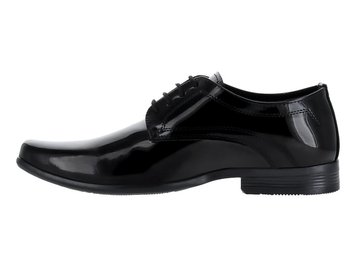 Zapato formal negro de acabado brillante en charol con cordones.