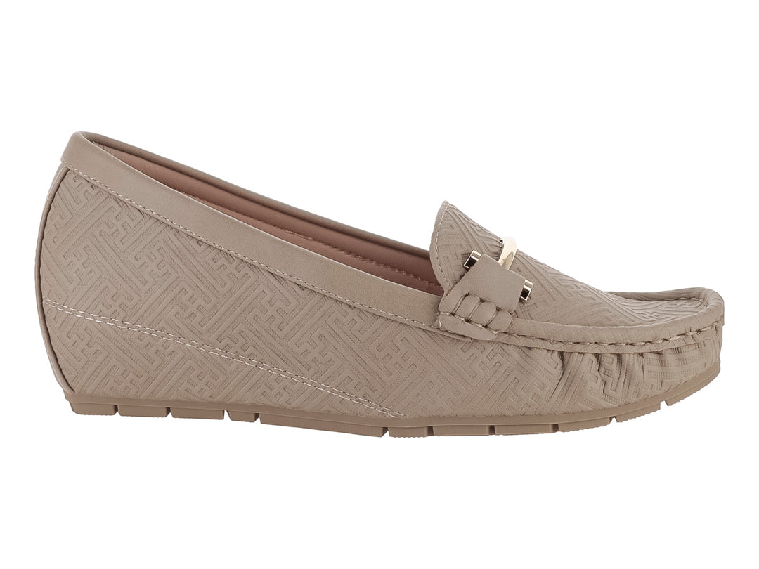 Zapato tipo mocasín color khaki con textura grabada y detalle metálico frontal.