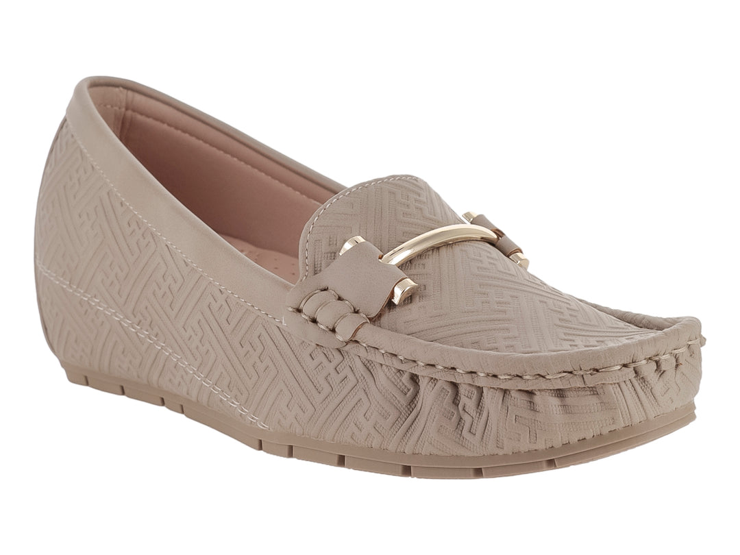 Zapato tipo mocasín color khaki con textura grabada y detalle metálico frontal.