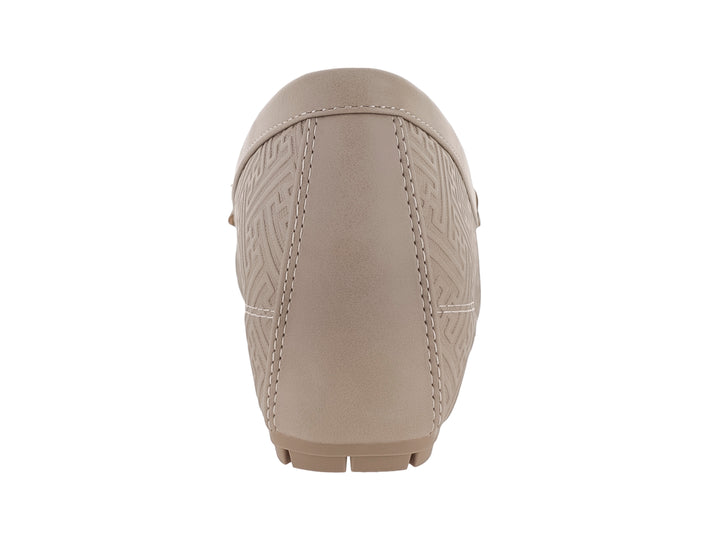 Zapato tipo mocasín color khaki con textura grabada y detalle metálico frontal.
