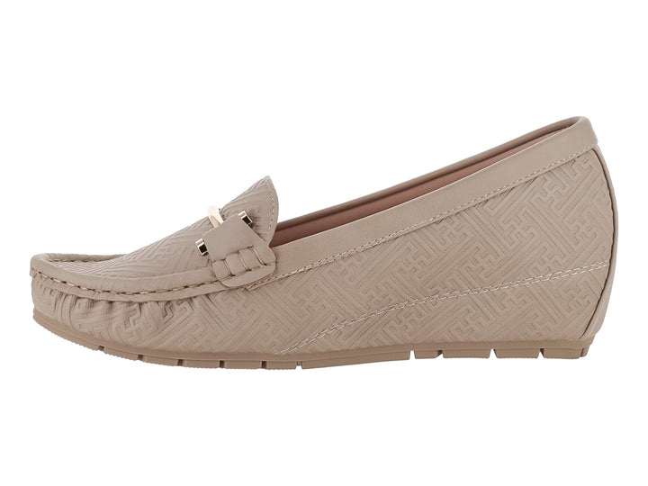 Zapato tipo mocasín color khaki con textura grabada y detalle metálico frontal.