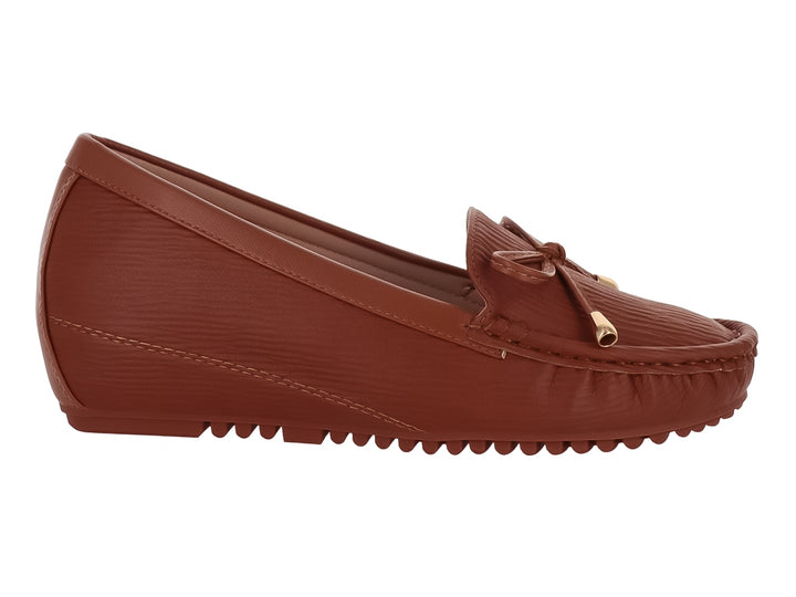 Zapato tipo mocasín color marrón con detalle de lazo y suela dentada.