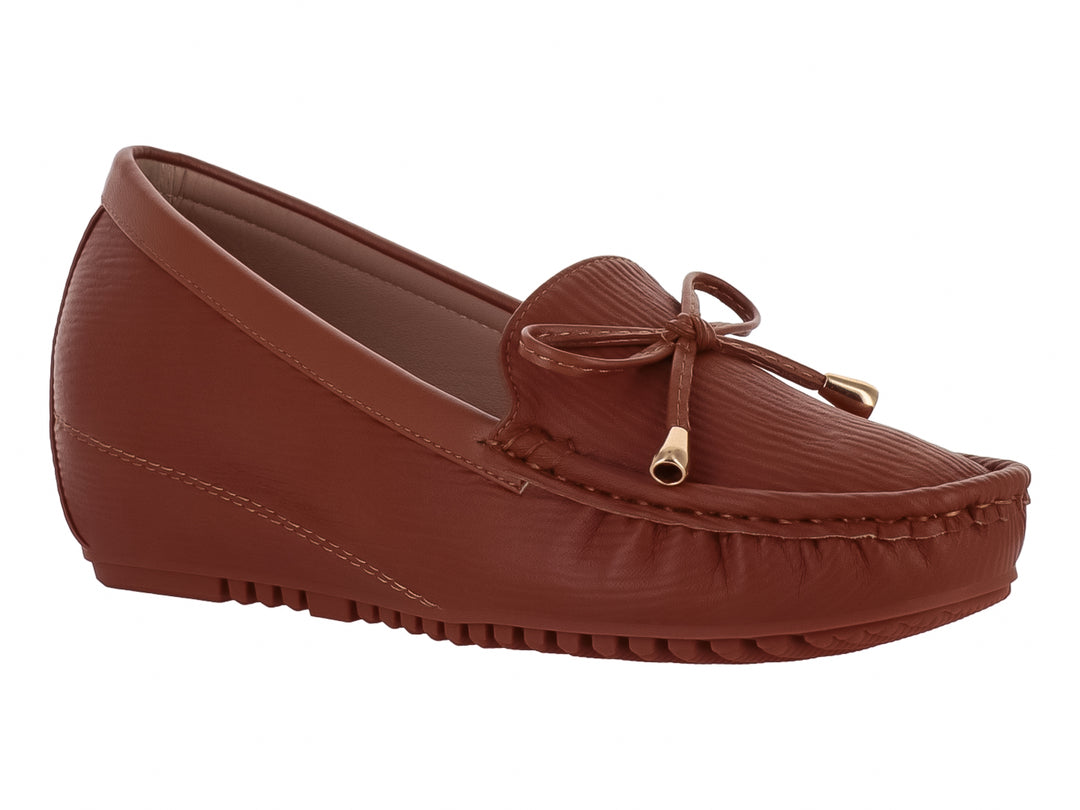 Zapato tipo mocasín color marrón con detalle de lazo y suela dentada.