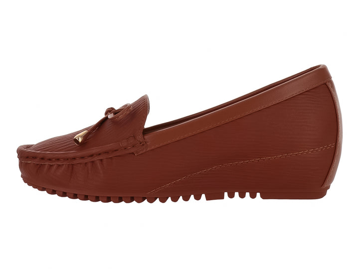 Zapato tipo mocasín color marrón con detalle de lazo y suela dentada.