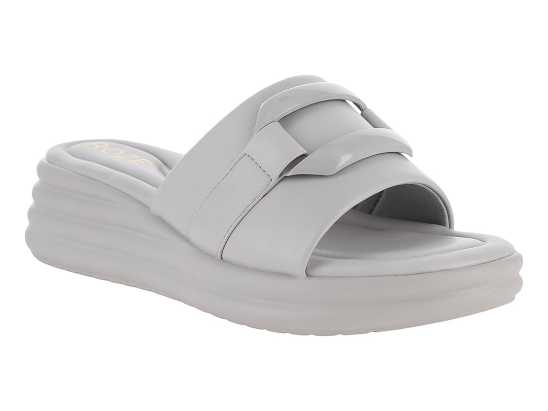 Sandalia de plataforma color gris con diseño de tiras anchas y suela gruesa.