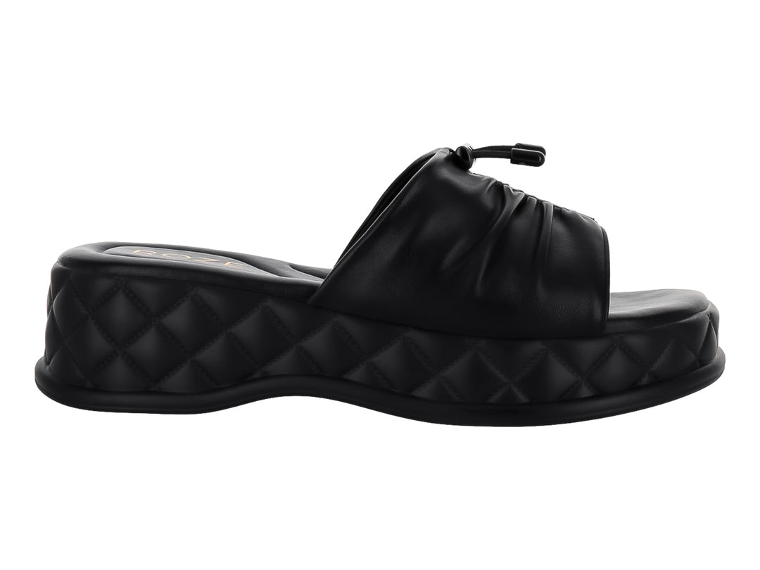 Sandalia de plataforma color negro con correa fruncida y suela con textura acolchada en forma de diamante.