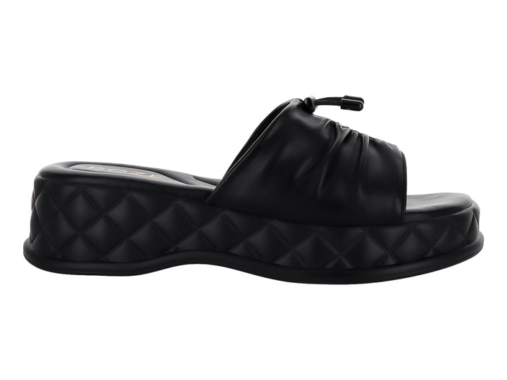 Sandalia de plataforma color negro con correa fruncida y suela con textura acolchada en forma de diamante.