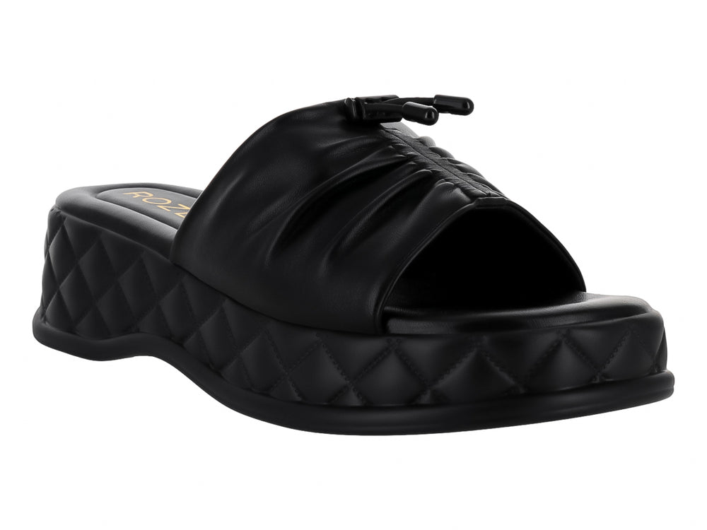 Sandalia de plataforma color negro con correa fruncida y suela con textura acolchada en forma de diamante.