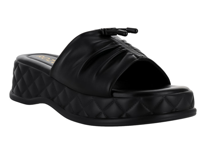 Sandalia de plataforma color negro con correa fruncida y suela con textura acolchada en forma de diamante.