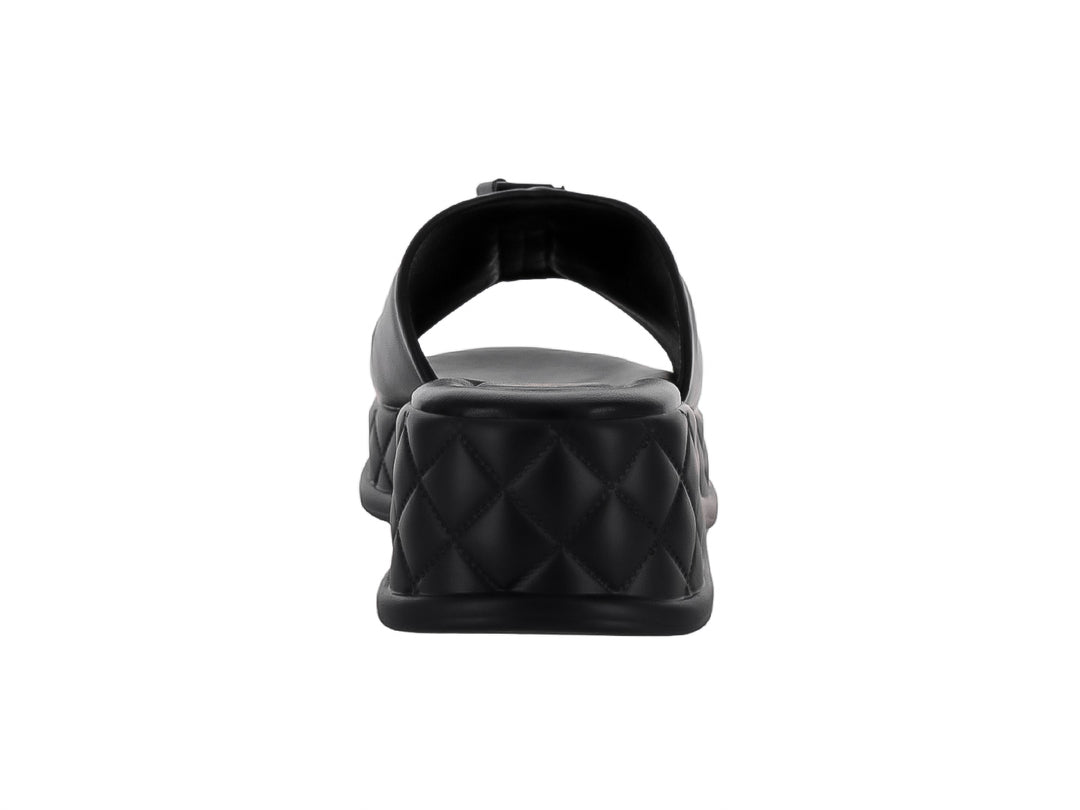 Sandalia de plataforma color negro con correa fruncida y suela con textura acolchada en forma de diamante.