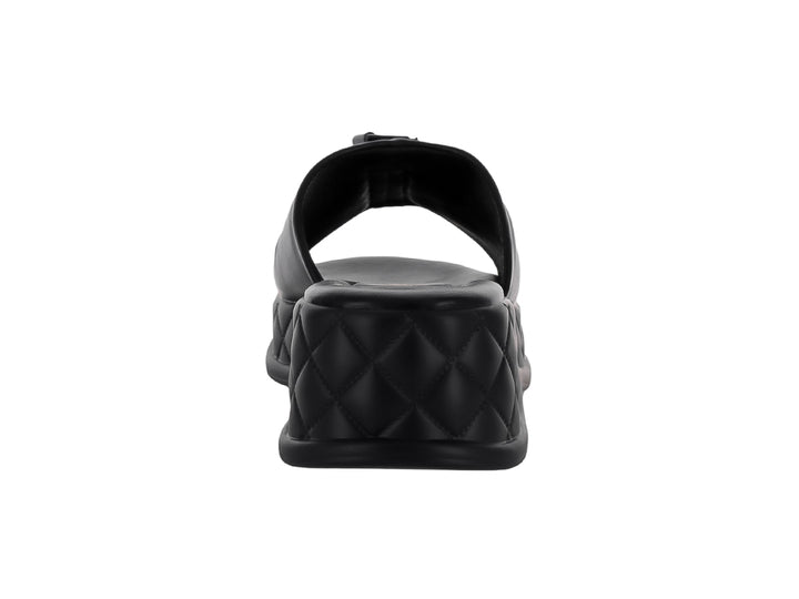 Sandalia de plataforma color negro con correa fruncida y suela con textura acolchada en forma de diamante.