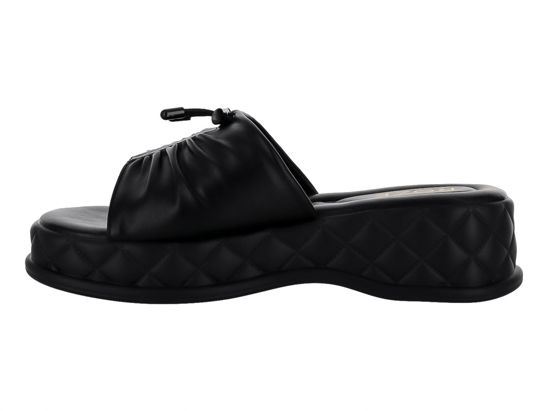 Sandalia de plataforma color negro con correa fruncida y suela con textura acolchada en forma de diamante.