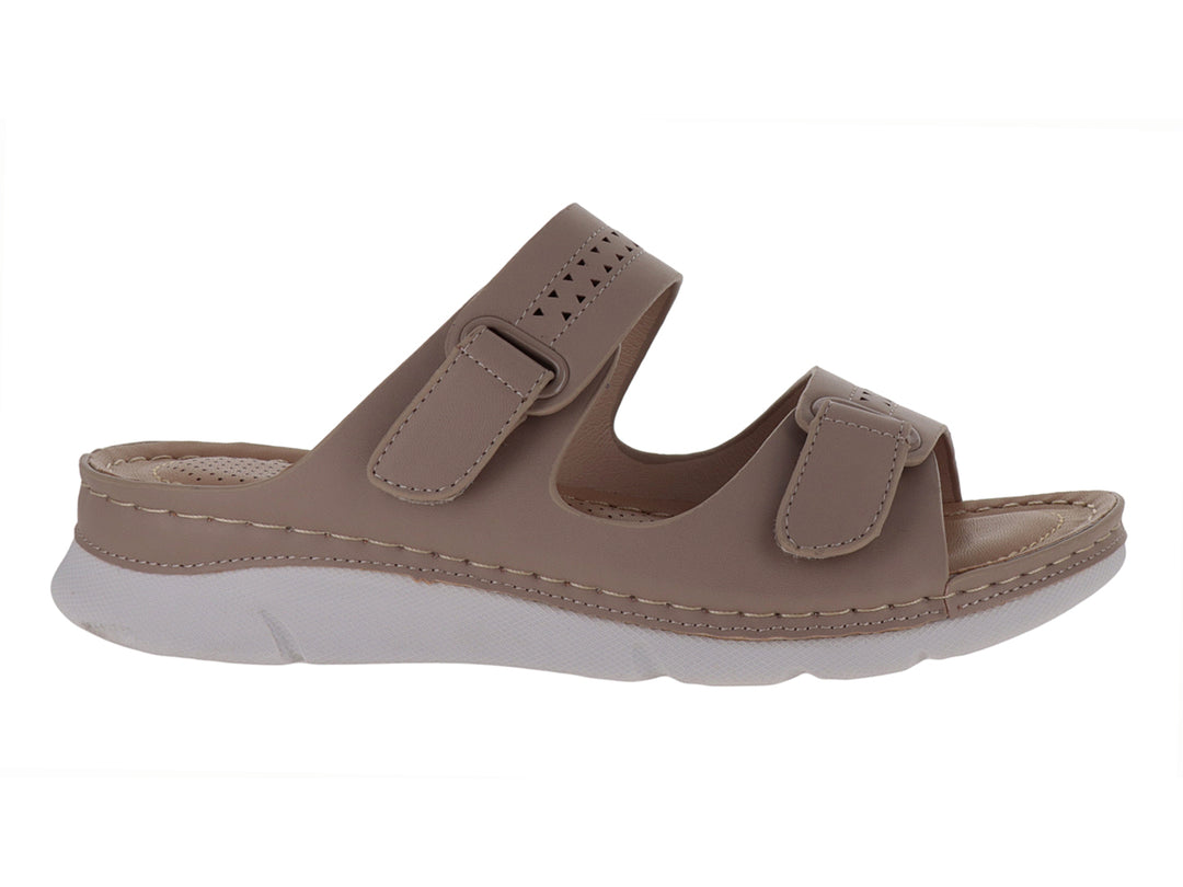 Sandalia color beige para niña con dos correas ajustables y suela blanca.