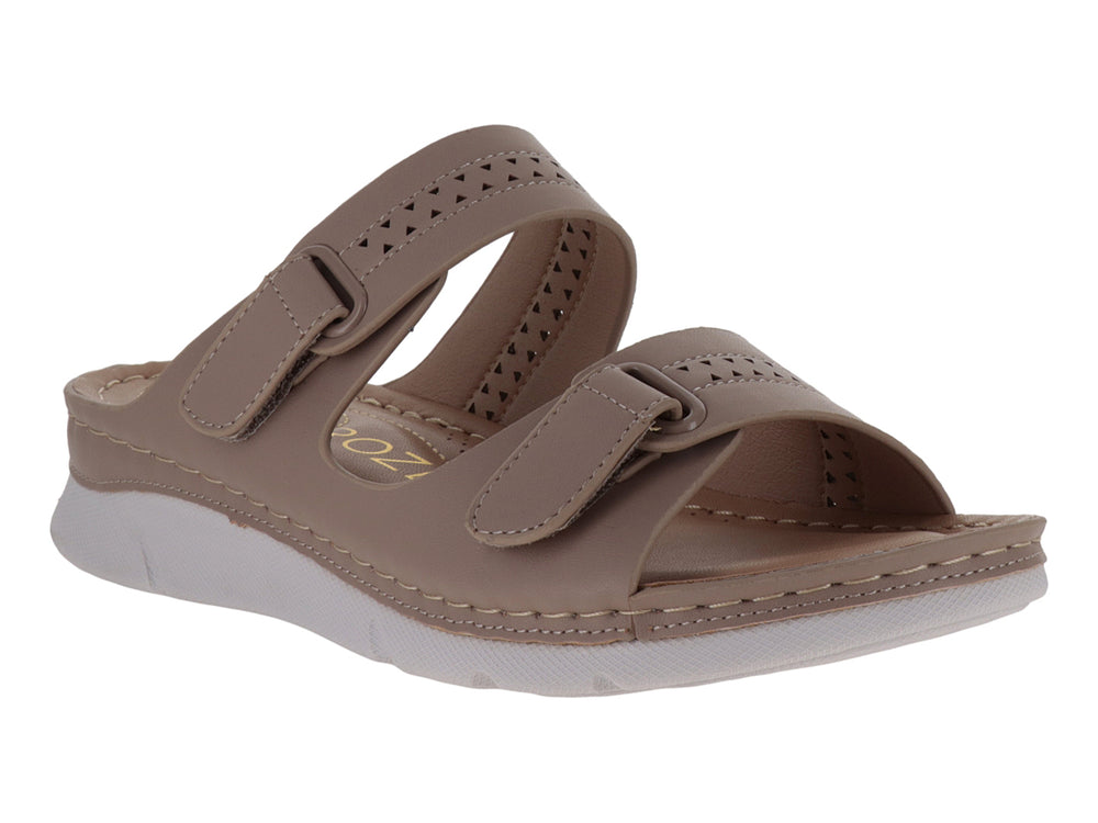 Sandalia color beige para niña con dos correas ajustables y suela blanca.