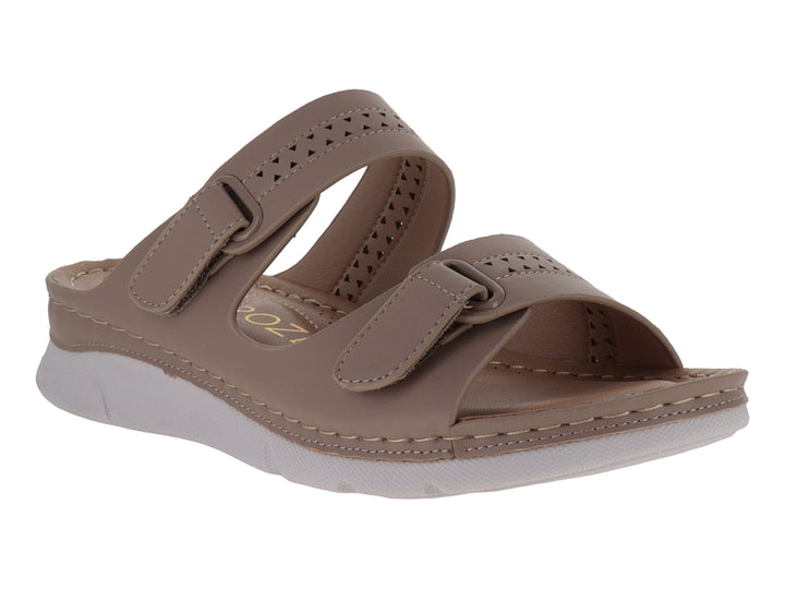Sandalia color beige para niña con dos correas ajustables y suela blanca.