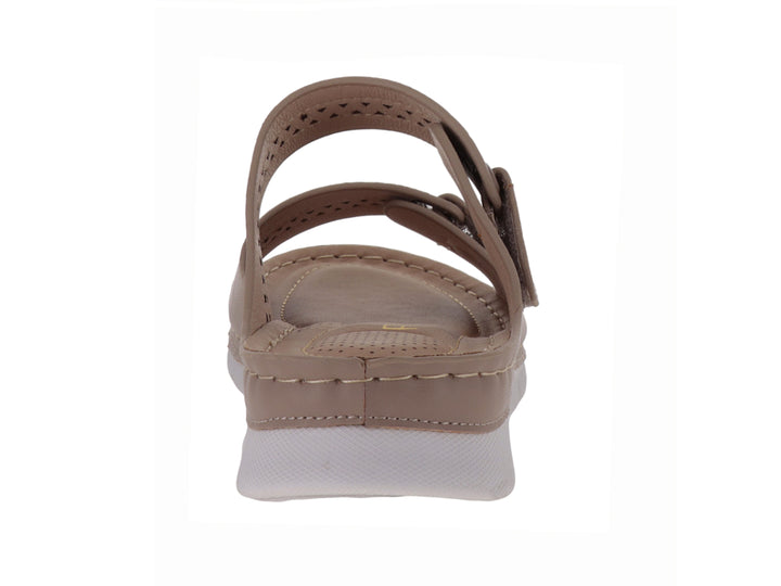 Sandalia color beige para niña con dos correas ajustables y suela blanca.