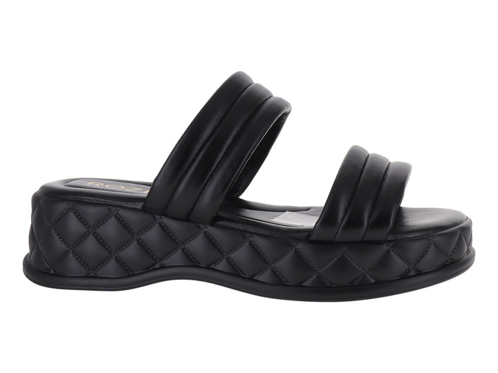 Sandalia de plataforma color negro con tiras acolchadas y suela con diseño capitonado.