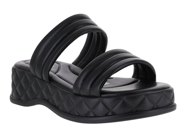 Sandalia de plataforma color negro con tiras acolchadas y suela con diseño capitonado.