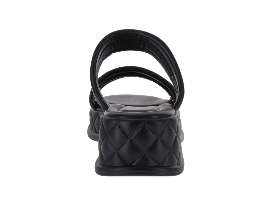 Sandalia de plataforma color negro con tiras acolchadas y suela con diseño capitonado.