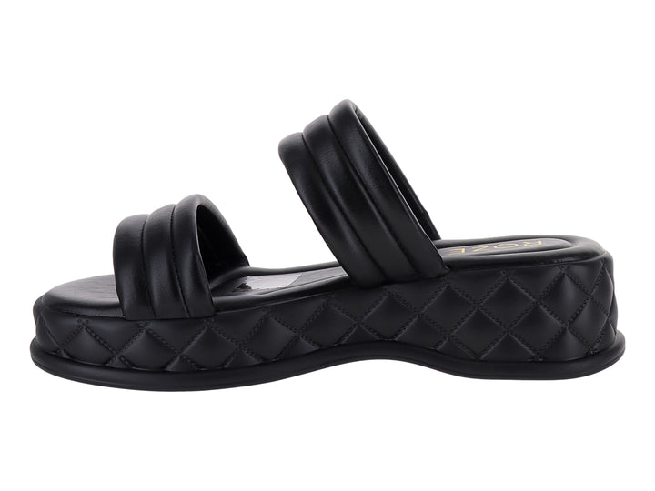 Sandalia de plataforma color negro con tiras acolchadas y suela con diseño capitonado.