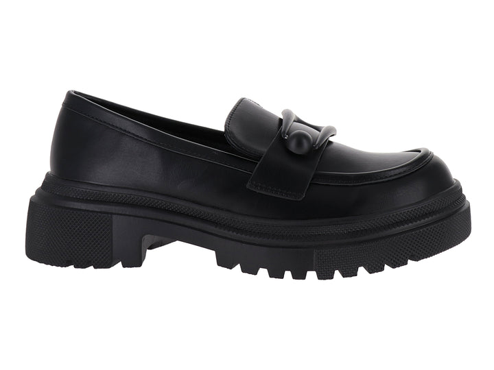 Mocasín negro de plataforma con suela track y detalle decorativo frontal.
