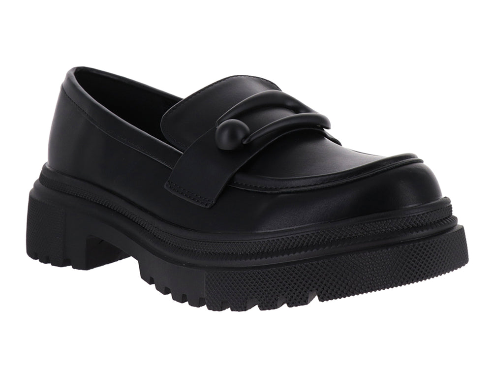 Mocasín negro de plataforma con suela track y detalle decorativo frontal.