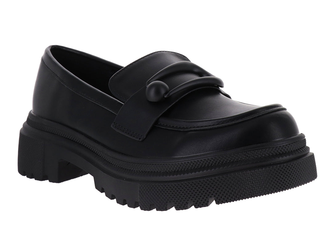 Mocasín negro de plataforma con suela track y detalle decorativo frontal.