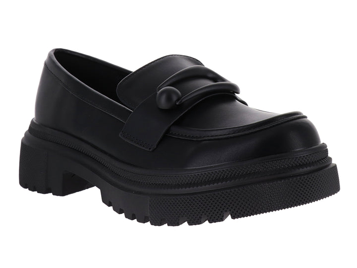 Mocasín negro de plataforma con suela track y detalle decorativo frontal.