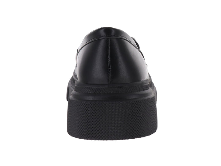 Mocasín negro de plataforma con suela track y detalle decorativo frontal.