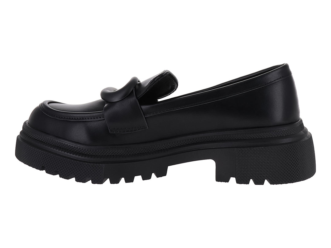 Mocasín negro de plataforma con suela track y detalle decorativo frontal.