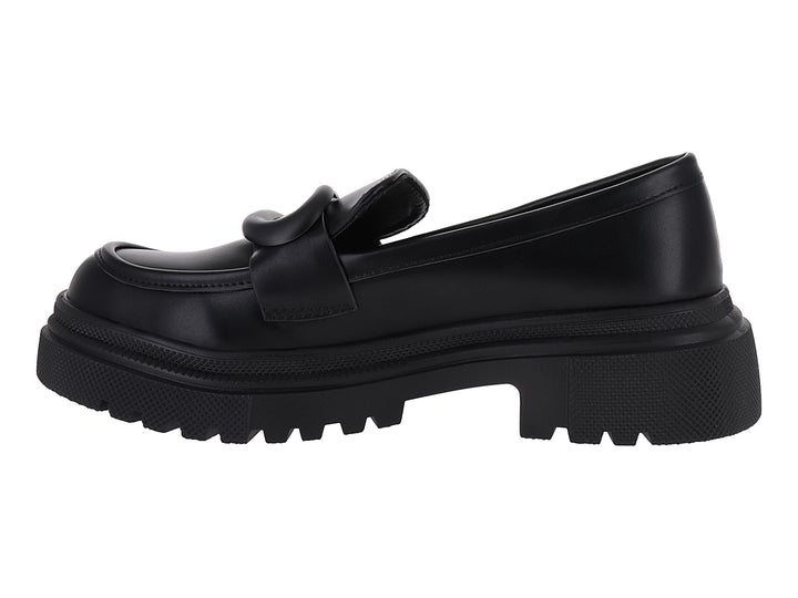 Mocasín negro de plataforma con suela track y detalle decorativo frontal.