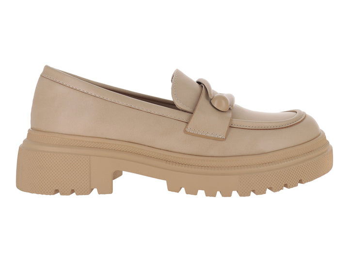 Zapato tipo mocasín color tan con suela track gruesa y detalle de nudo decorativo.