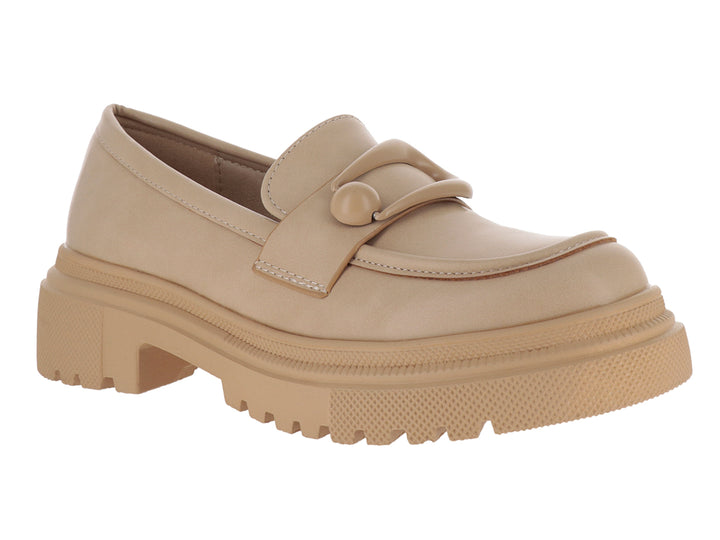 Zapato tipo mocasín color tan con suela track gruesa y detalle de nudo decorativo.