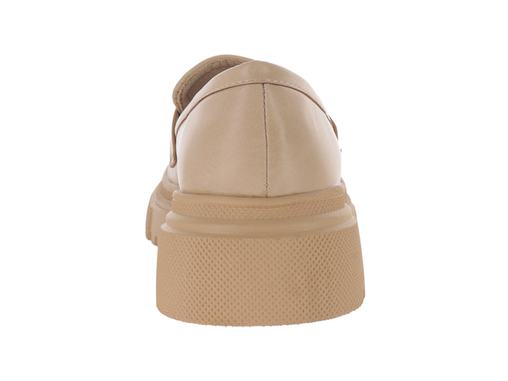 Zapato tipo mocasín color tan con suela track gruesa y detalle de nudo decorativo.