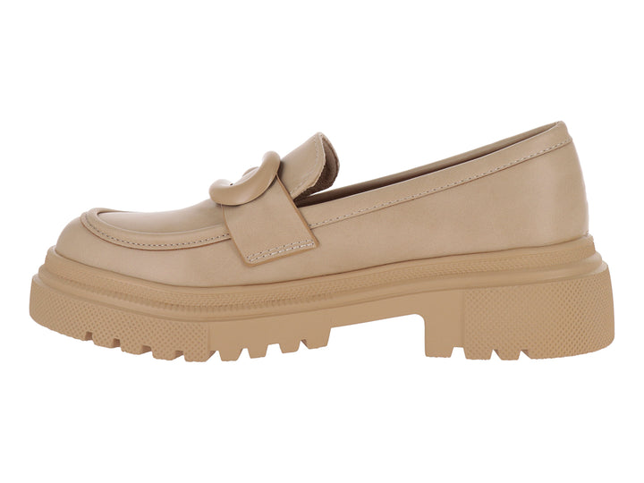 Zapato tipo mocasín color tan con suela track gruesa y detalle de nudo decorativo.