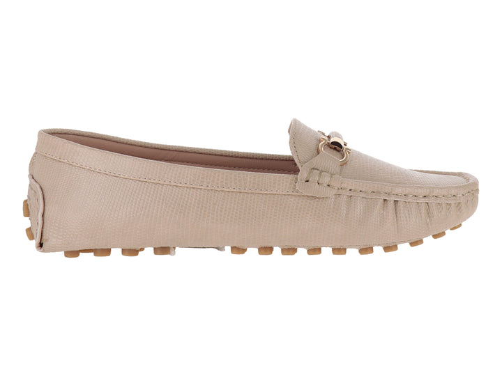 Zapato tipo mocasín color beige con suela de gomitas y detalle metálico dorado.