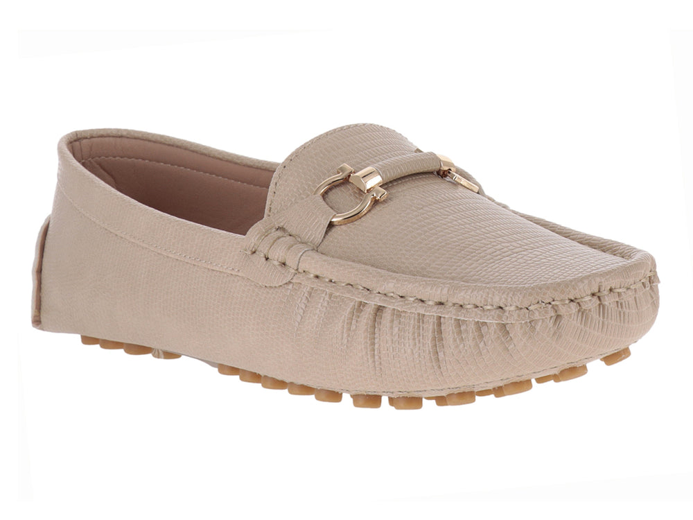 Zapato tipo mocasín color beige con suela de gomitas y detalle metálico dorado.