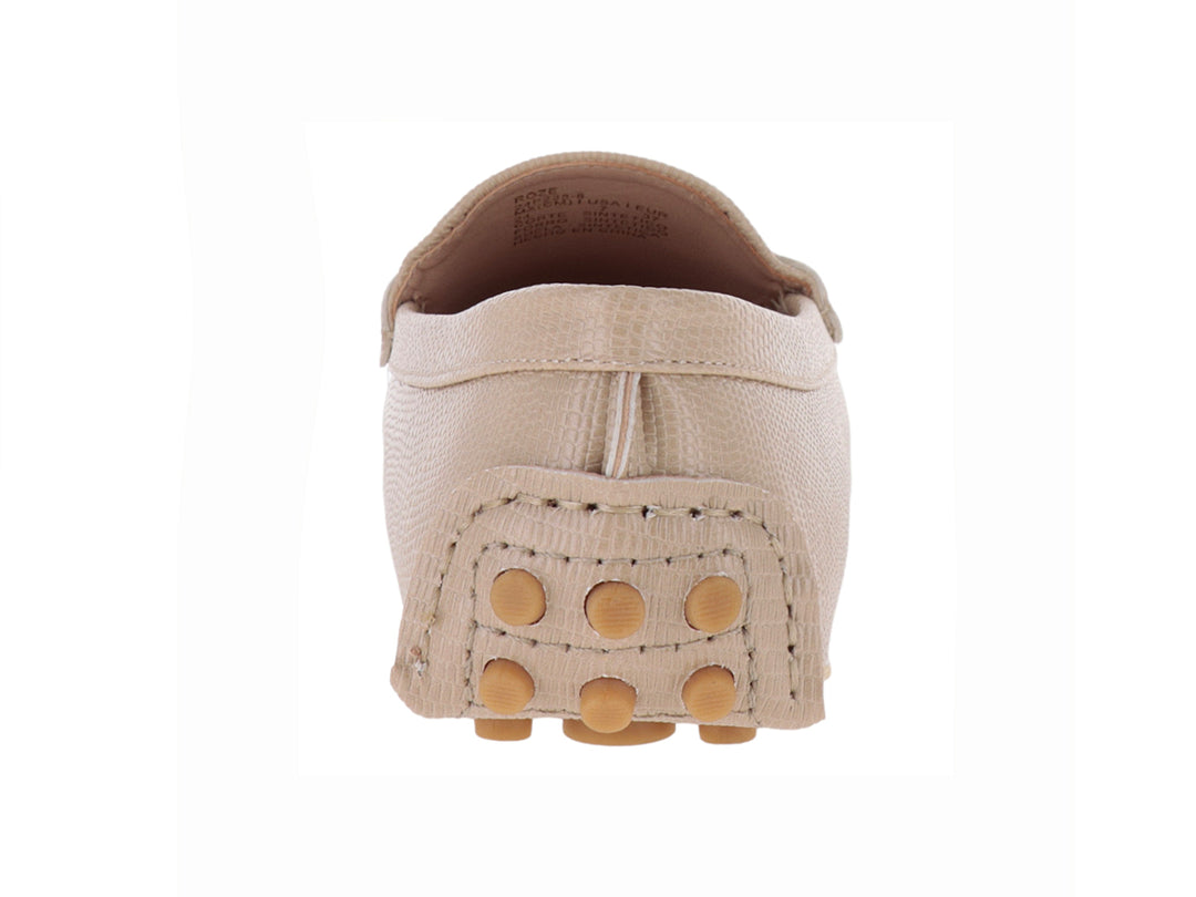 Zapato tipo mocasín color beige con suela de gomitas y detalle metálico dorado.