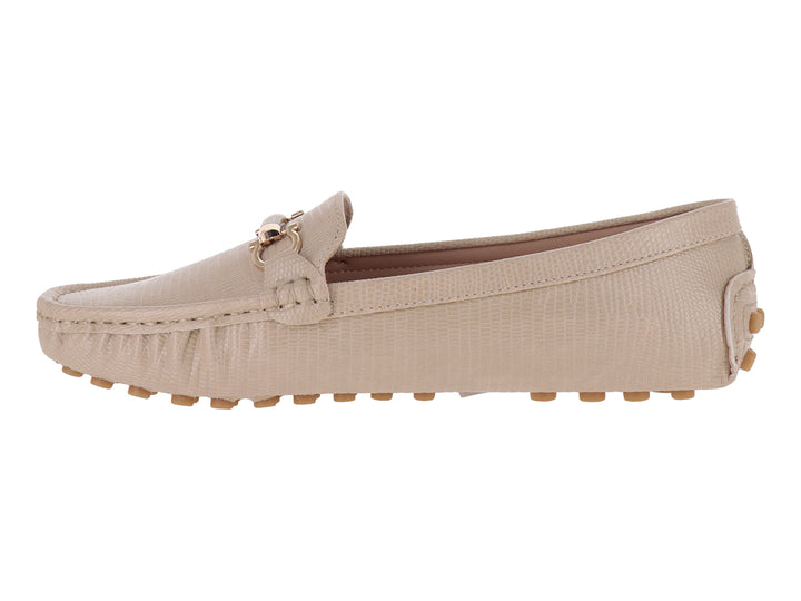 Zapato tipo mocasín color beige con suela de gomitas y detalle metálico dorado.