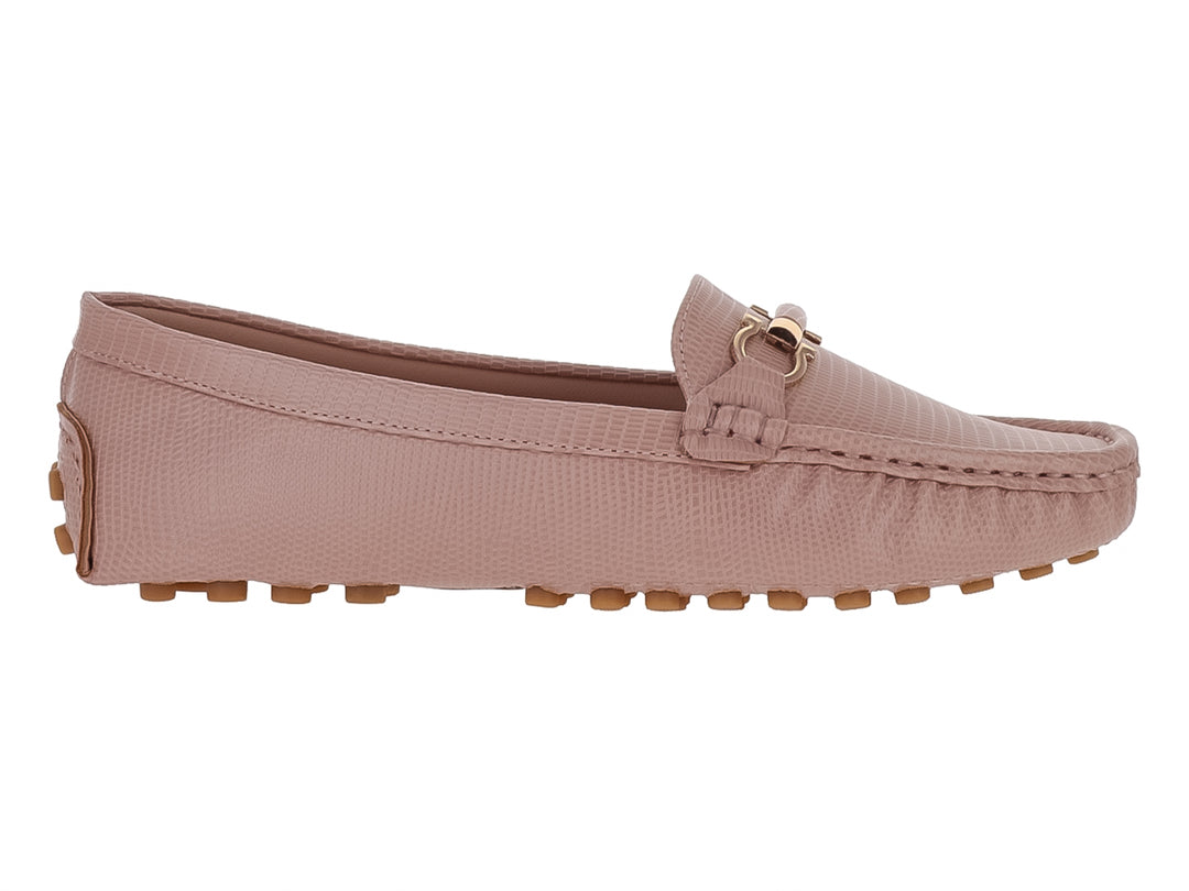 Zapato mocasín color rosa con textura granulada y detalle de hebilla dorada.