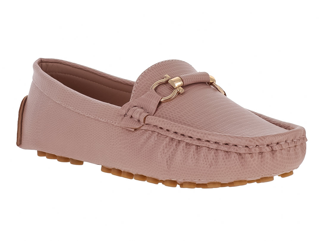 Zapato mocasín color rosa con textura granulada y detalle de hebilla dorada.