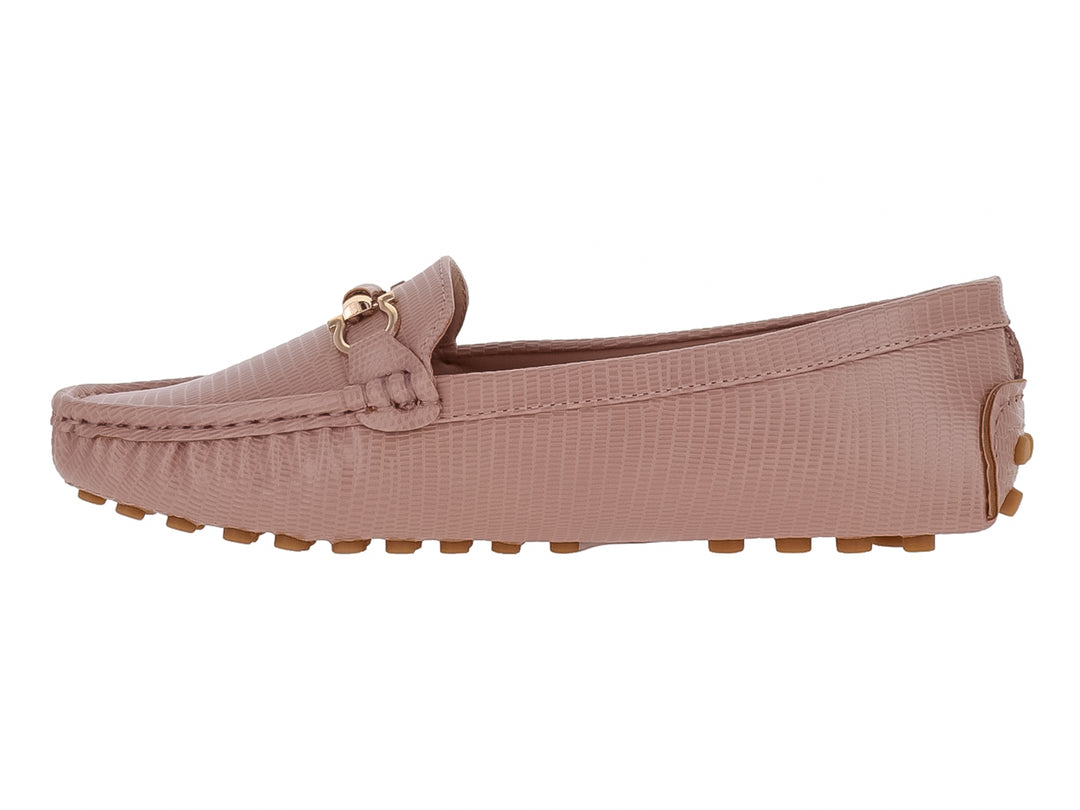 Zapato mocasín color rosa con textura granulada y detalle de hebilla dorada.