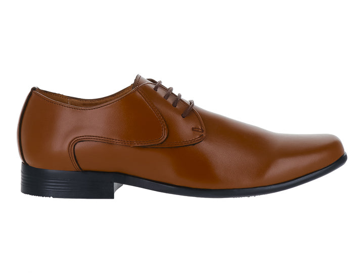 Zapato formal Oxford color café con agujetas y suela negra para hombre.