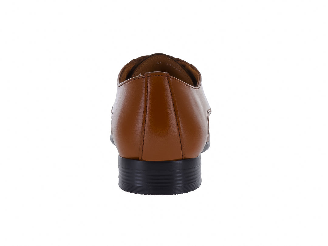 Zapato formal Oxford color café con agujetas y suela negra para hombre.