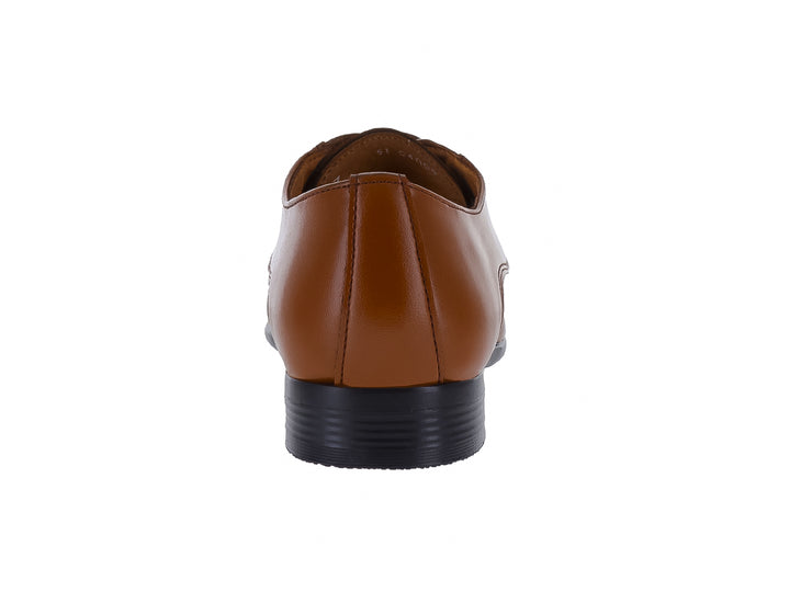 Zapato formal Oxford color café con agujetas y suela negra para hombre.